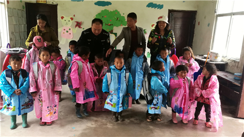 为村小学的学生发放雨衣、学习用品_副本.jpg