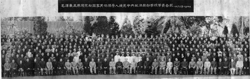 图为1963年毛泽东、周恩来、朱德等领导人与泸县法院老院长梁炳奎等参加中央政法干部学校学习的同志合影留念.jpg