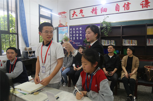 图为泸县法院“七色花”普法宣讲团开展禁毒普法宣讲.jpg
