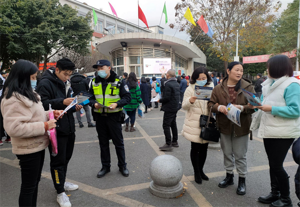 巡逻民警在校园出入口开展法治宣传.jpg