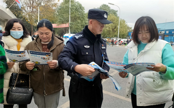 左义兵带领民警在街头向市民开展防电信诈骗、反扒防盗等宣传.jpg