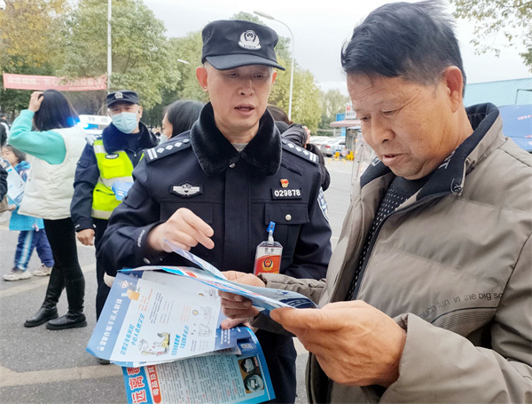 左义兵带领民警在商场超市向市民开展禁毒等宣传.jpg